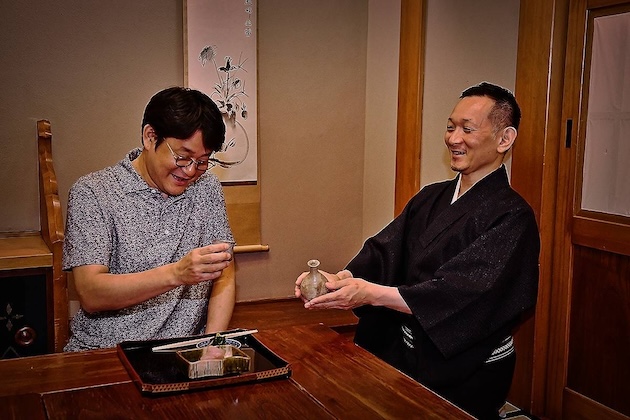 燗酒を提供する多田さん