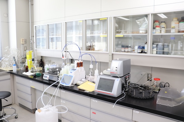 日本酒の試験分析に使われる機械（茨城県産業技術イノベーションセンター）