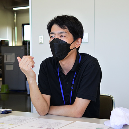 インタビューに応える飛田さん