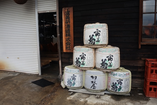 酒蔵前にある菰樽