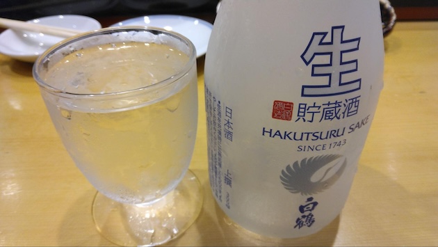 グラスに注がれた「上撰 白鶴 生貯蔵酒」