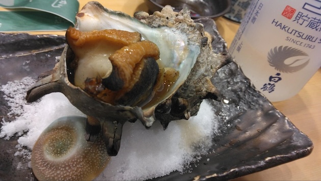 サザエの壺焼きと「上撰 白鶴 生貯蔵酒」