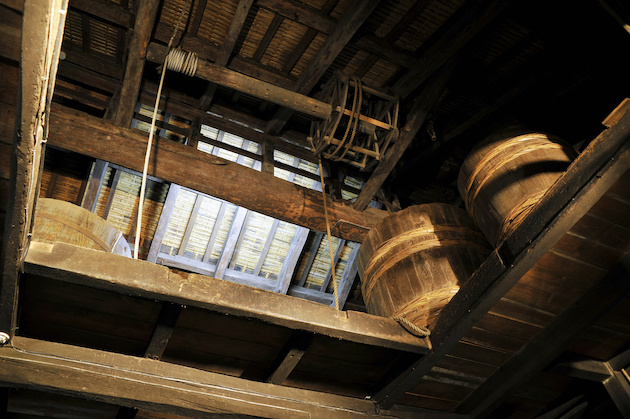 下から見上げた、酒蔵の屋根裏部分