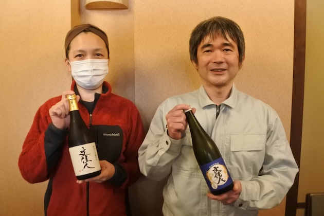 有澤浩輔さん（右）、妻の綾さん（左）