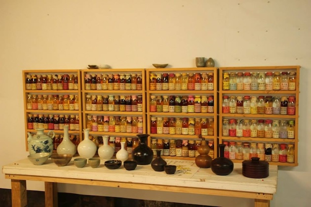 マッコリ用の酒器と材料がまとめられた棚