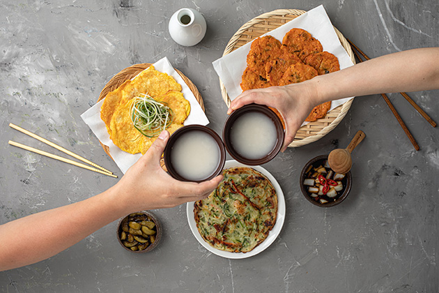 マッコリで乾杯している様子