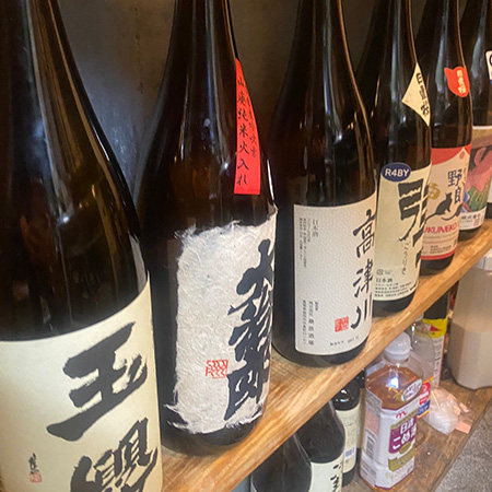 「燗の美穂」にある日本酒棚