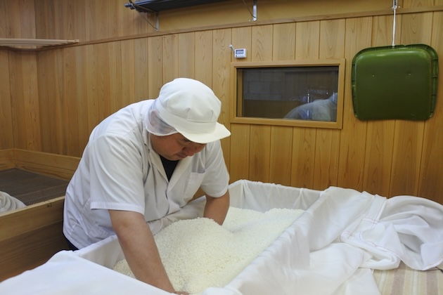 麹を世話する井上さん