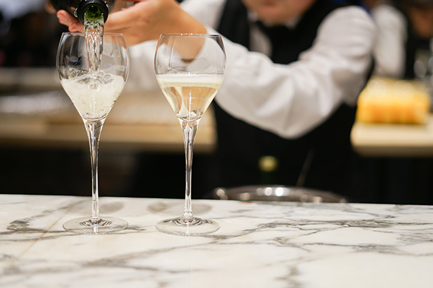 グラスに注がれるスパークリング