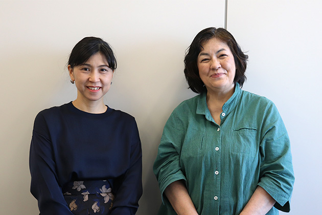 左：現編集長・藤岡郷子さん、主任編集委員・里見美香さん