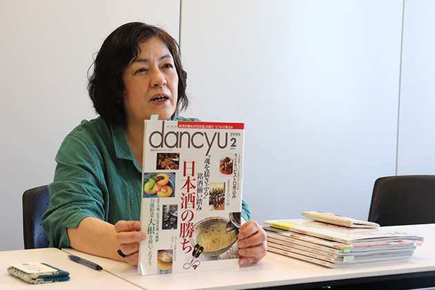 里見さんが持ってきてくれた1999年2月号。今でも定番となっている試飲会形式のボトル紹介企画や、酒蔵ルポ、十四代飲み比べ、燗酒記事などが掲載されている。