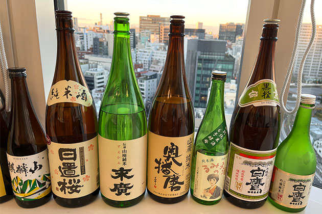 2024年3月号、王道の日本酒特集の「『令和の王道酒』45選」の試飲会後に会議室で撮影