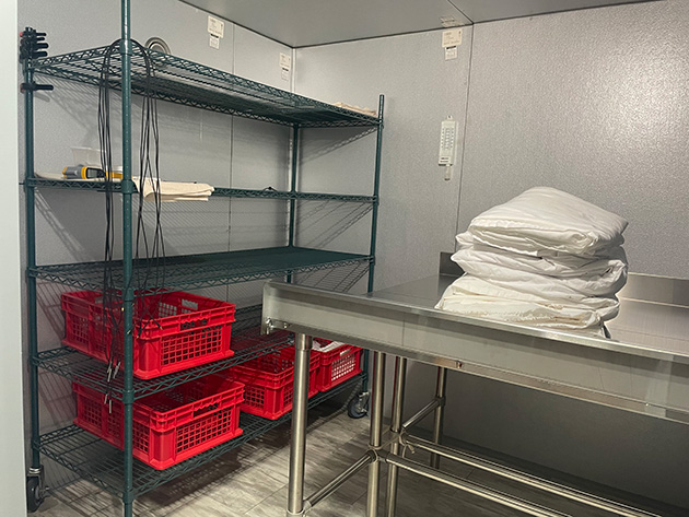 麹室。プラスチックのかごを麹蓋として使用する。