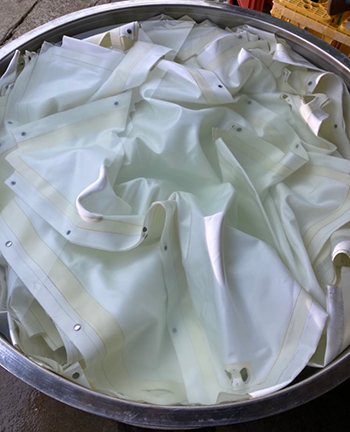 洗浄中の圧搾シート（画像提供：村井醸造株式会社）