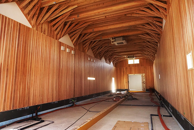 吉野杉に包まれた酒造り空間