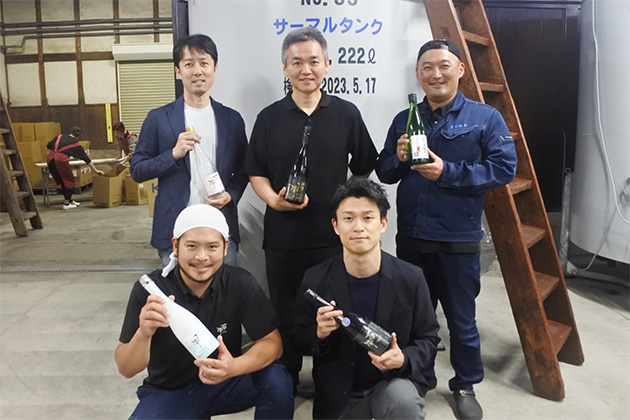 後列左から常務・二宮慎介さん、社長・合頭義理さん、水野さん、前列左から醸造・蒸留責任者の井内智章さん、チーフマネージャー・田中亨さん