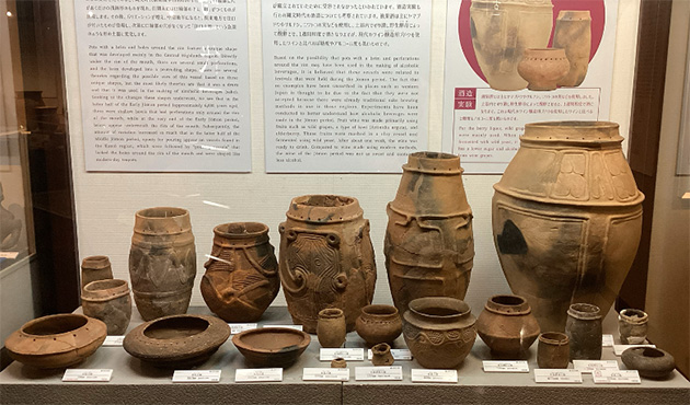 有孔鍔付土器（山梨県立考古博物館）