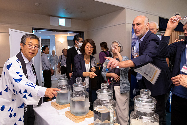 仕込み水の飲み比べの様子