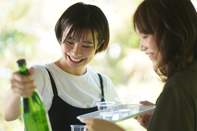 酒を提供する女性