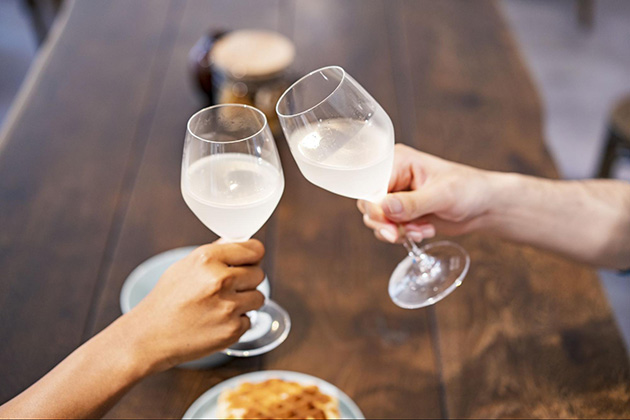 スパークリング日本酒で乾杯する様子