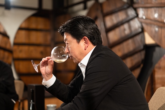 テイスティングをする永井さん