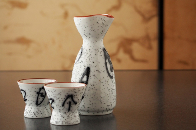 素朴な徳利と猪口