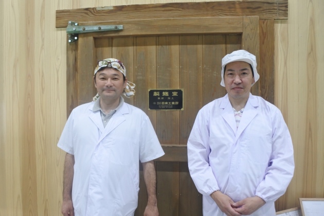 小林社長（左）と醸造責任者・寺澤圭一さん（右）