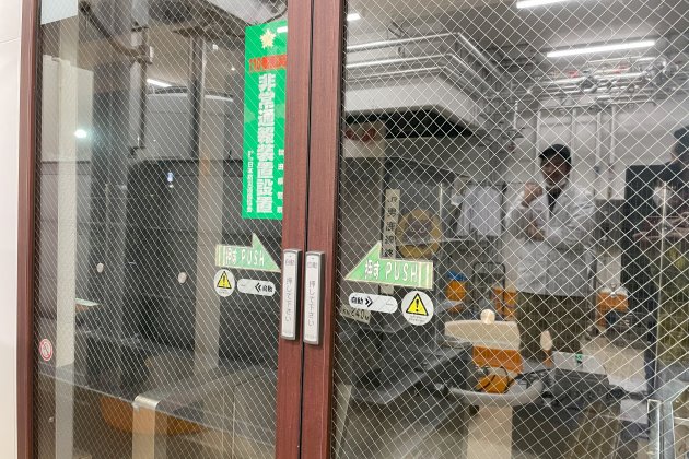 醸造所の裏口の扉は旧駅舎のホーム入口をそのまま残している