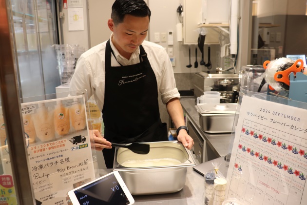 浸漬中のお米を見せてくれた甲斐さん