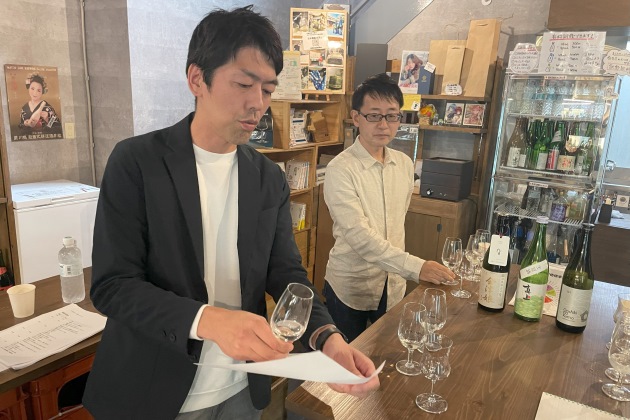 白い紙をあてると、お酒の色が見やすくなる