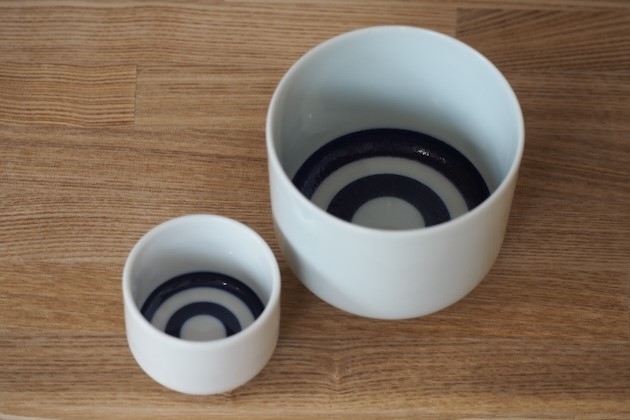 利き猪口（右）。一合が入るサイズで、通常飲食店等で使われるサイズ（左）よりも大きい。