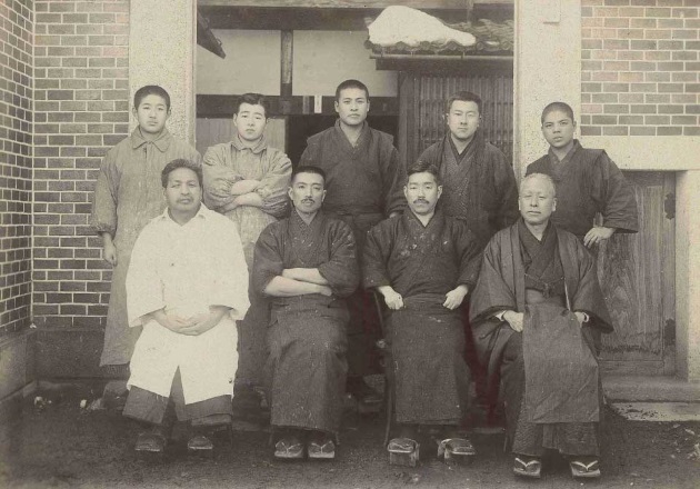 末廣酒造場の五代目・新城貞（後列右から2人目）と嘉儀金一郎（前列右から2人目）（画像出典：末廣酒造株式会社Webサイト）