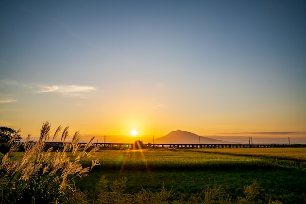 青森県 黄金色に染まる津軽平野