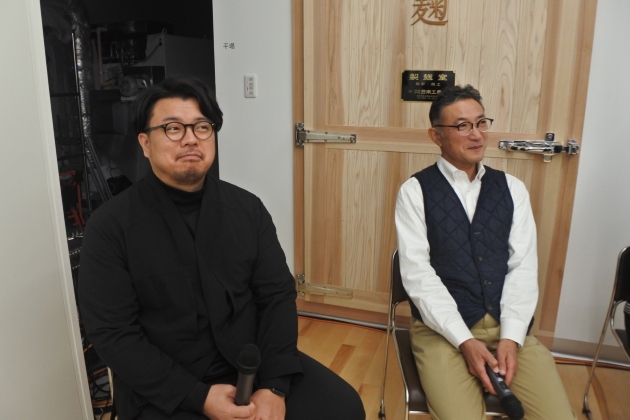 佐藤社長と杜氏の田中勝巳さん（右）