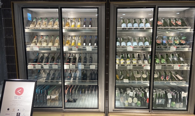 ショッピングビル店頭に並ぶクラフトサケ