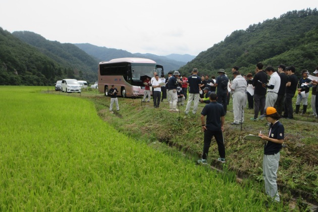 山形県酒造適性米生産振興対策協議会の圃場視察の様子