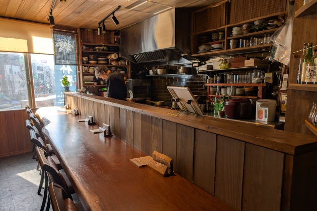 カウンターの奥では、夫の松雄さんが調理をしている