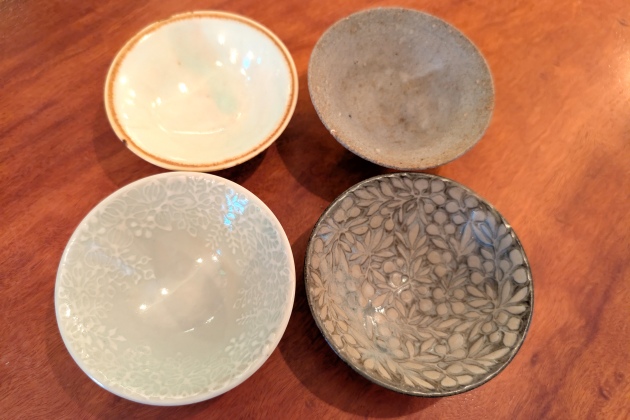 店で使用する平杯の一部。個性的な一点物も多い