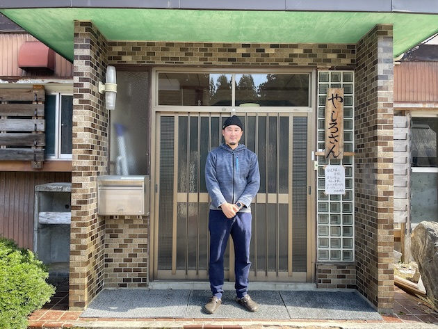 醸造所前に立つ坂本一浩さんの写真