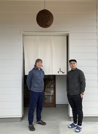 阿部酒造前に立つイッコーさんと阿部酒造蔵元・阿部裕太さんの写真