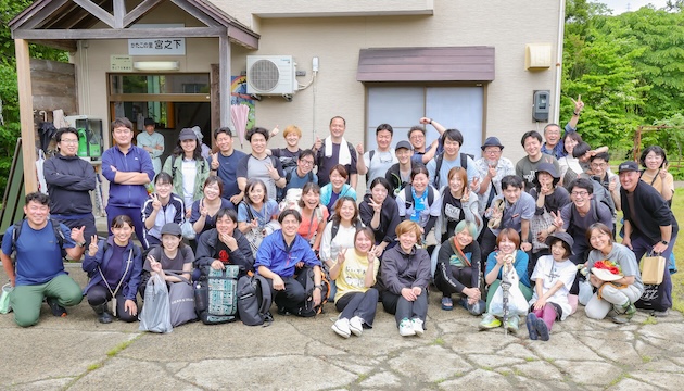 現地に集まった40人以上の支援者との集合写真