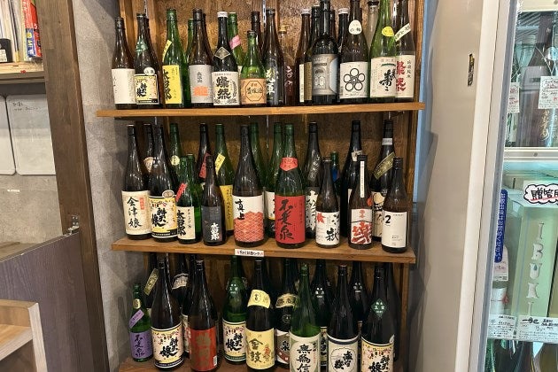 日本酒が並ぶ角打ち店の棚
