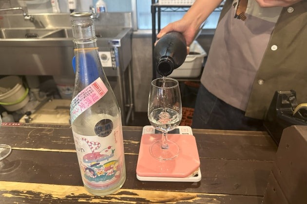 角打ちで注がれる日本酒