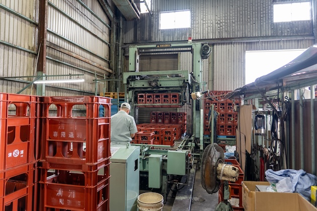 入庫された瓶とプラスチックケース（P箱）の写真