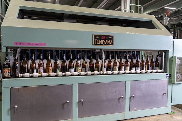 洗瓶機に入っていく瓶