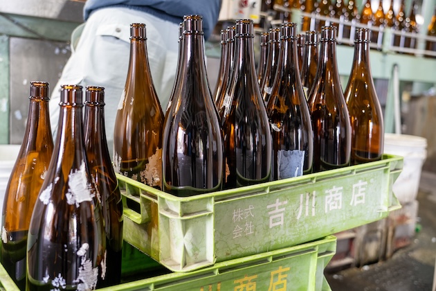 ラベルが落ちきらなかった瓶の写真