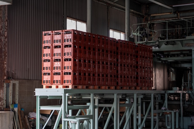 再生を終え、出荷を待つ瓶