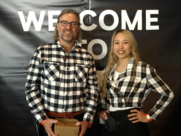 ゼネラルマネージャーのメイ・ホ（右）