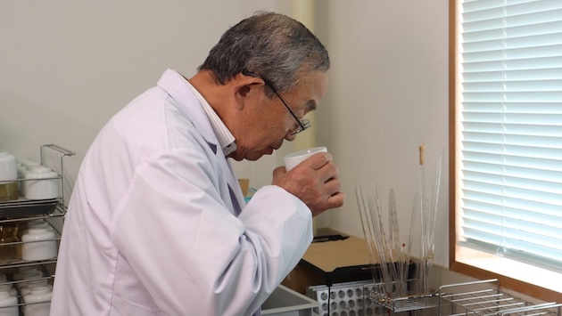 利酒をする平田さんの写真