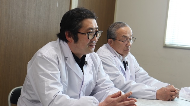 並んで座る長田さんと平田さんの写真